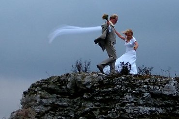 zawsze ma być tak? pod górę? pod wiatr? po cierniach?... #para #ludzie #ślub