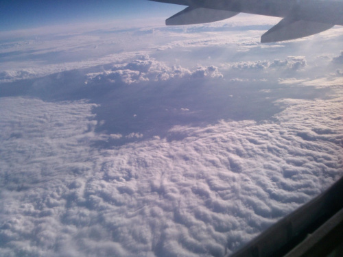 Widok z samolotu nad chmurami