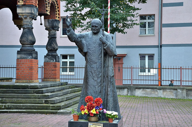 kościół garnizonowy św Jerzego w Łodzi
pomnik Jana Pawła II przed kościołem