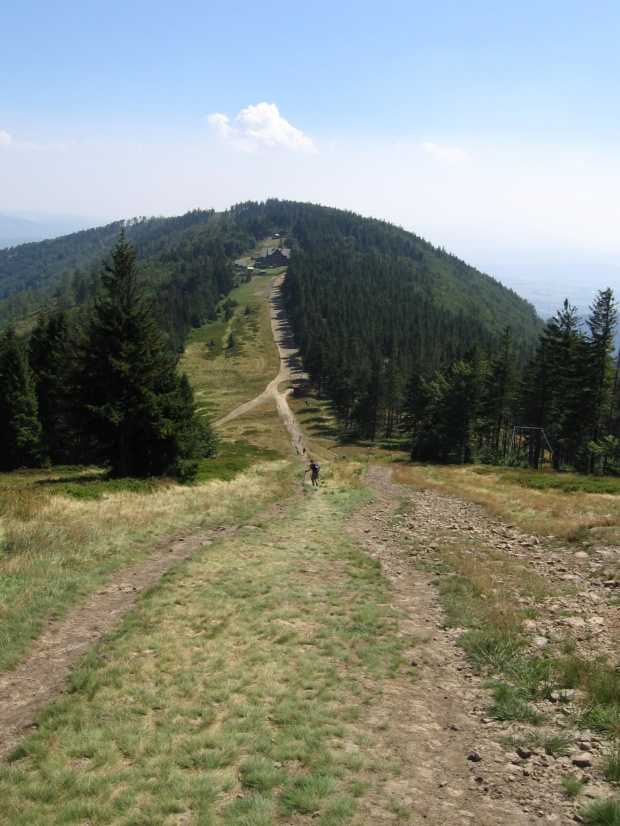 Na szczycie Klimczoka, widok na schronisko #Góry #BeskidŚląski #Szyndzielnia #Klimczok #Skrzyczne