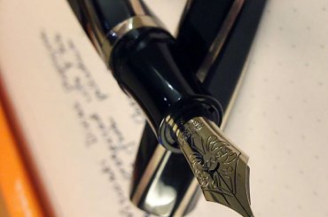 #Visconti #Divina #pióro