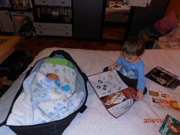 Kubuś czyta braciszkowi gazetę aby miał kolorowe sny :)