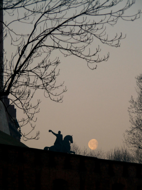 Tadeusz Kościuszko kłania się tarczy księżyca nad Wawelem :)