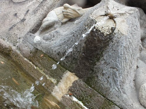 #fontanna #kamień #krople #rzeźba #strumień #strumyk #woda #żabka
