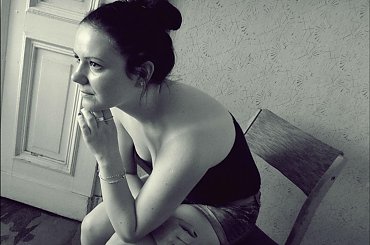 prosto #dom #kobieta #krzesło #ludzie #modeling #myśli #pomysłowość #SesjaZdjęciowa #StareZdjęcie