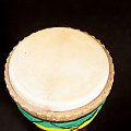 Djembe Master cena 1700zł Kraj pochodzenia - Mali. Drewno - goueni (balafonowe) polerowane woskiem carnauba. Skóra kozia, Wymiary - 62,5 x 33 cm Waga- 10,5 kg