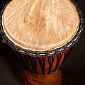 Djembe cena 730zł
Kraj pochodzenia -Wybrzeże Kości Słoniowej. Drewno - iroko.
Skóra kozia.
Wymiary - 58,5x30cm
Waga- 6,2 kg