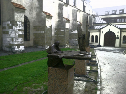 zamyślony...jedna z rzeźb Czesława Dźwigaja na ul. Franciszkańskiej
