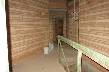 Widok w stronę pomieszczeń nad garażem z korytarza ze schodami w kształcie"L". #lobelia #budowa #dom #projekt