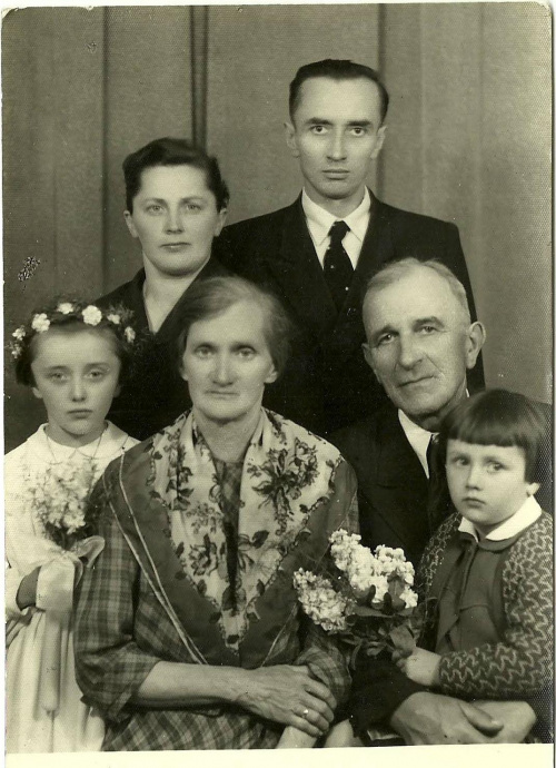 Siedzą : Antoni i Maria z Rudnickich Armatysowie , za nimi Mieczysław i Otylia z Majków Armatysowie z dziećmi Anną i Elżbietą.
