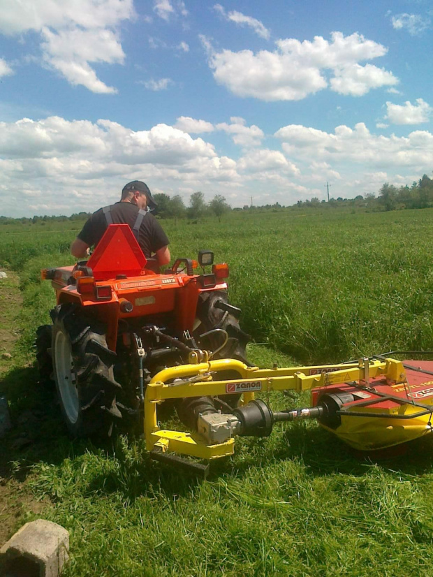 Kubota B1-17 Bulltra z kosiarką Zanon